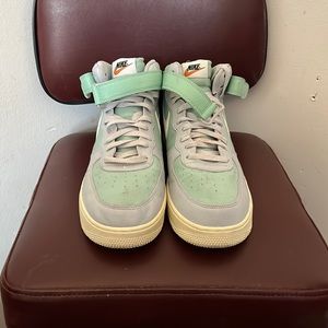 Nike men’s air force 1 mid 07’ LX grey fog enamel green